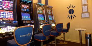 Antarmuka permainan Hood vs Wolf di mio777 menampilkan grid slot dan fitur bonus